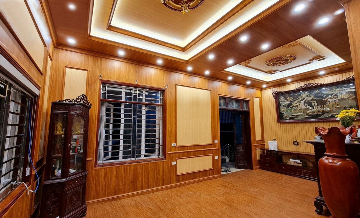 Tấm nhựa giả gỗ ốp tường - giúp không gian sang trọng.