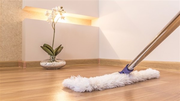 vệ sinh sàn đúng cách để hạn chế trơn trượt